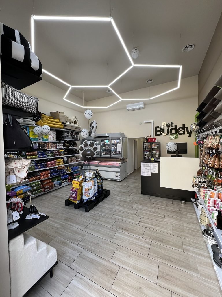 Modern állatbolt belső tér, polcokon kutya- és macskaeledelekkel – Petbuddy Kecskemét.